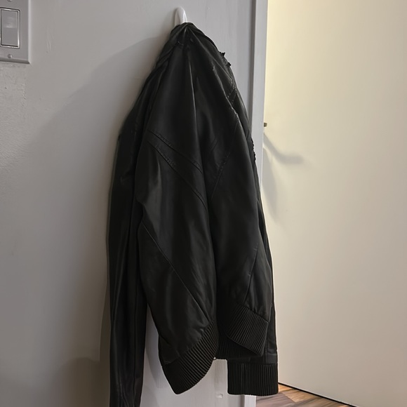 Very cute Medium deep grey fitted leather jacket. - Picture 3 of 3